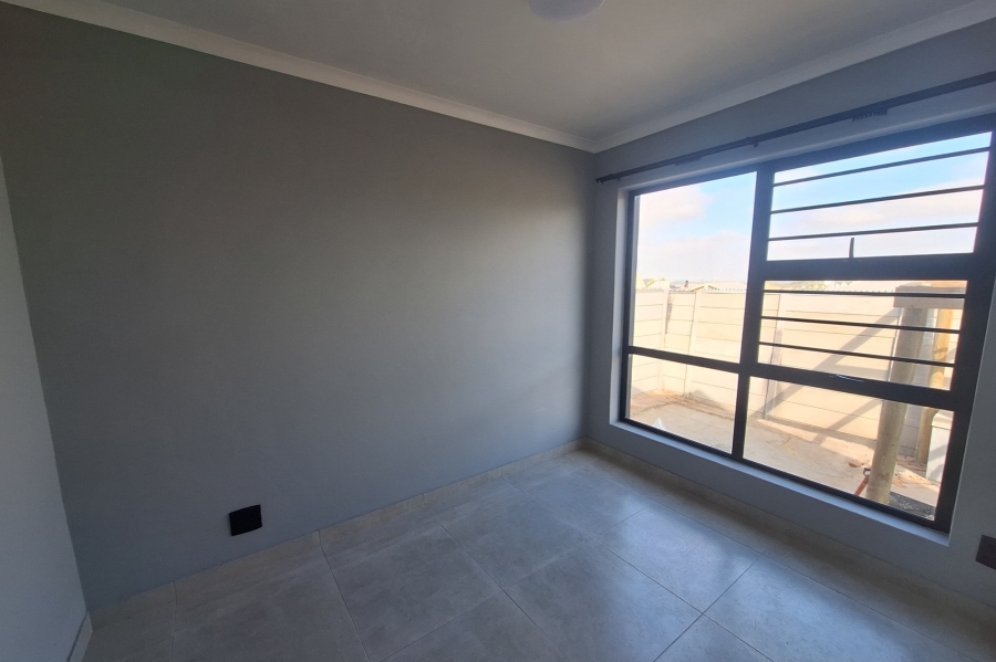 To Let 4 Bedroom Property for Rent in Protea Village Western Cape